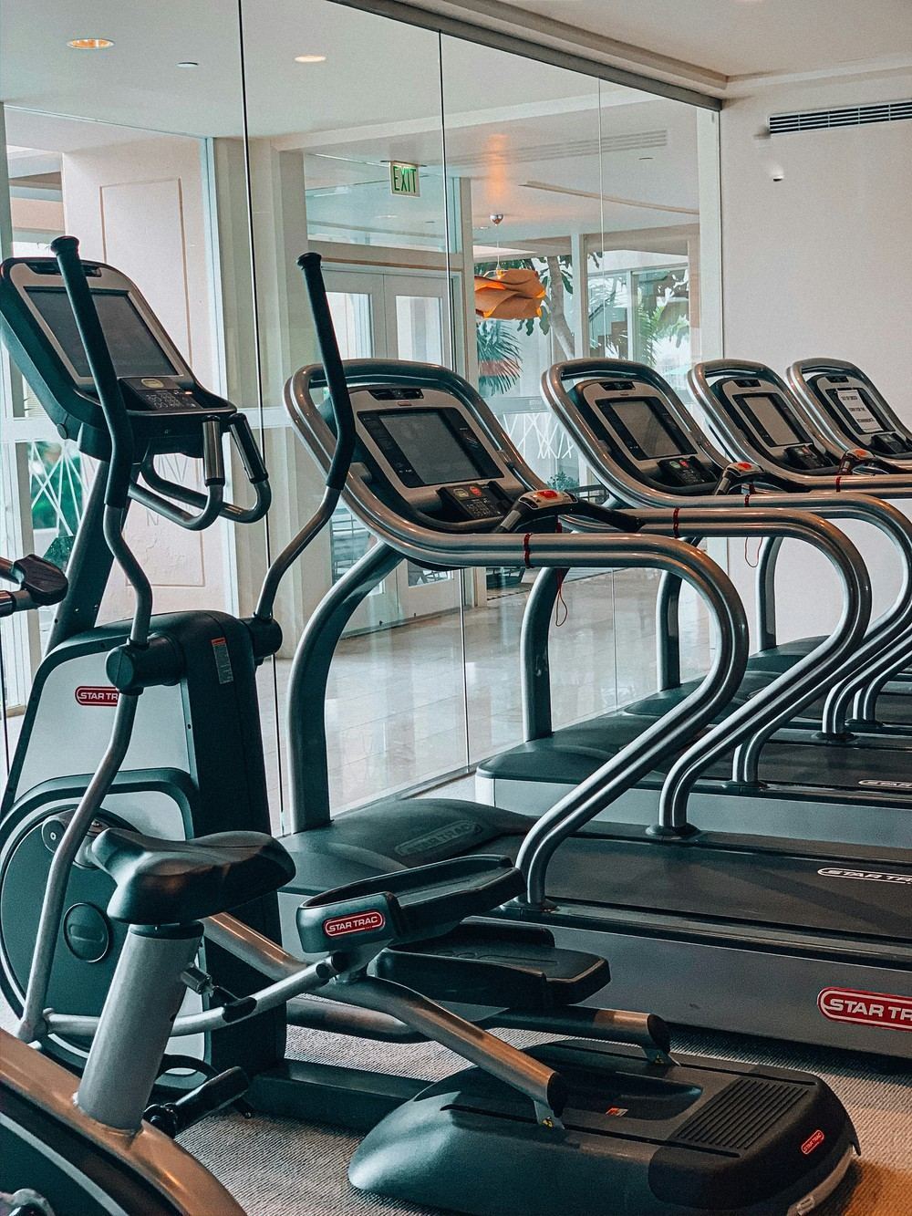 Aufgebaute Cardiogeräte in einer Reihe