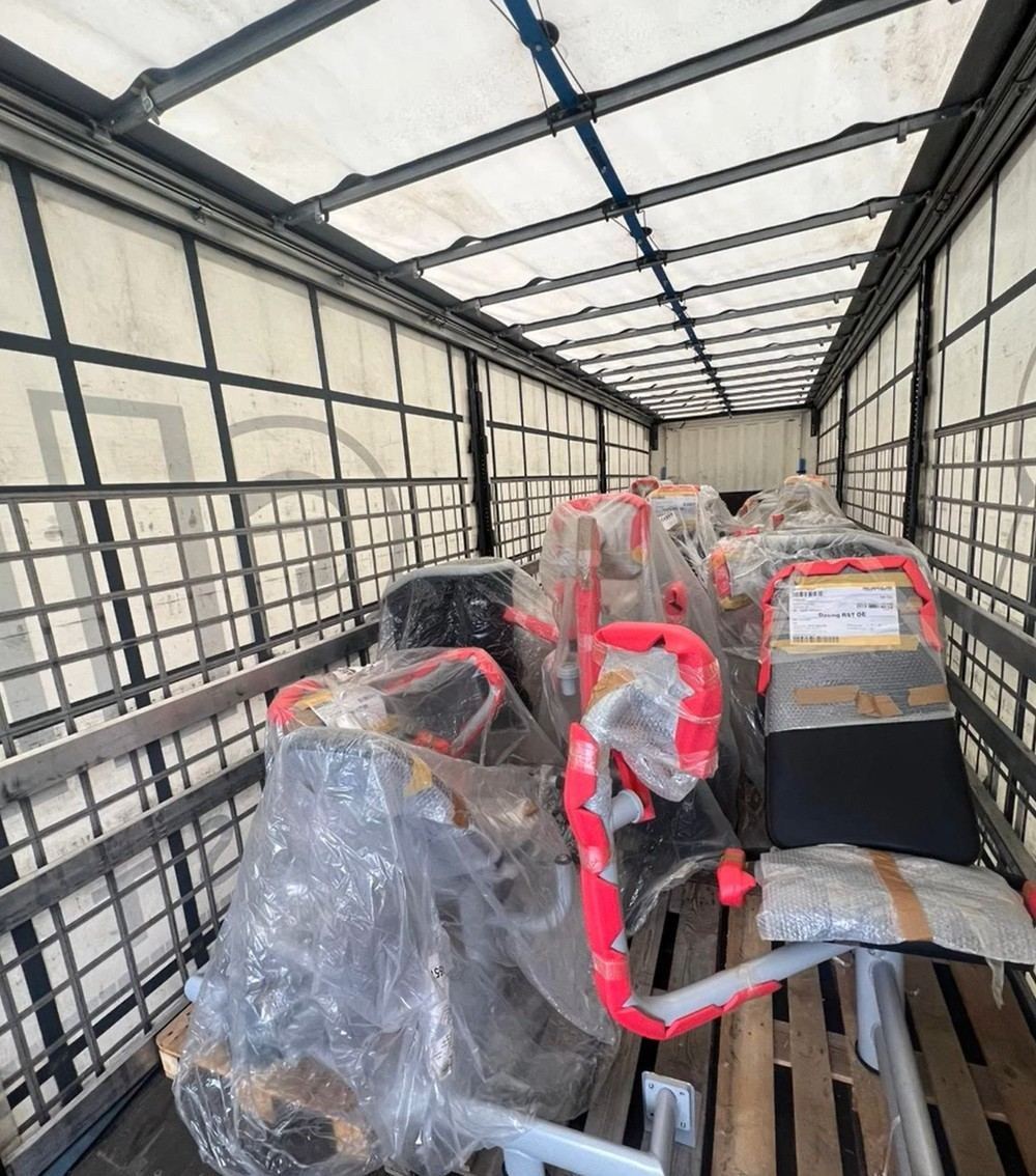 Verpackte Fitnessgeräte beim Transport