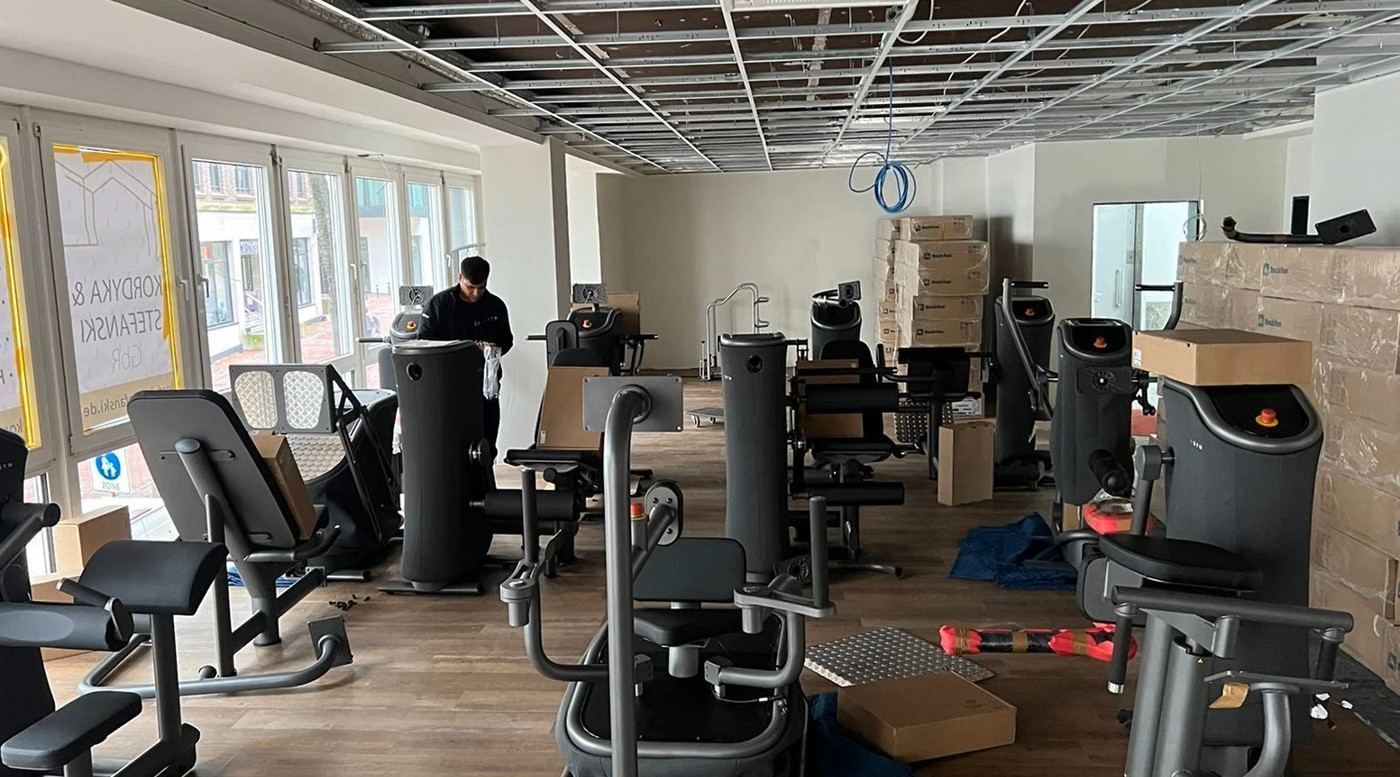 Aufbau von Fitnessgeräten in einem Studio